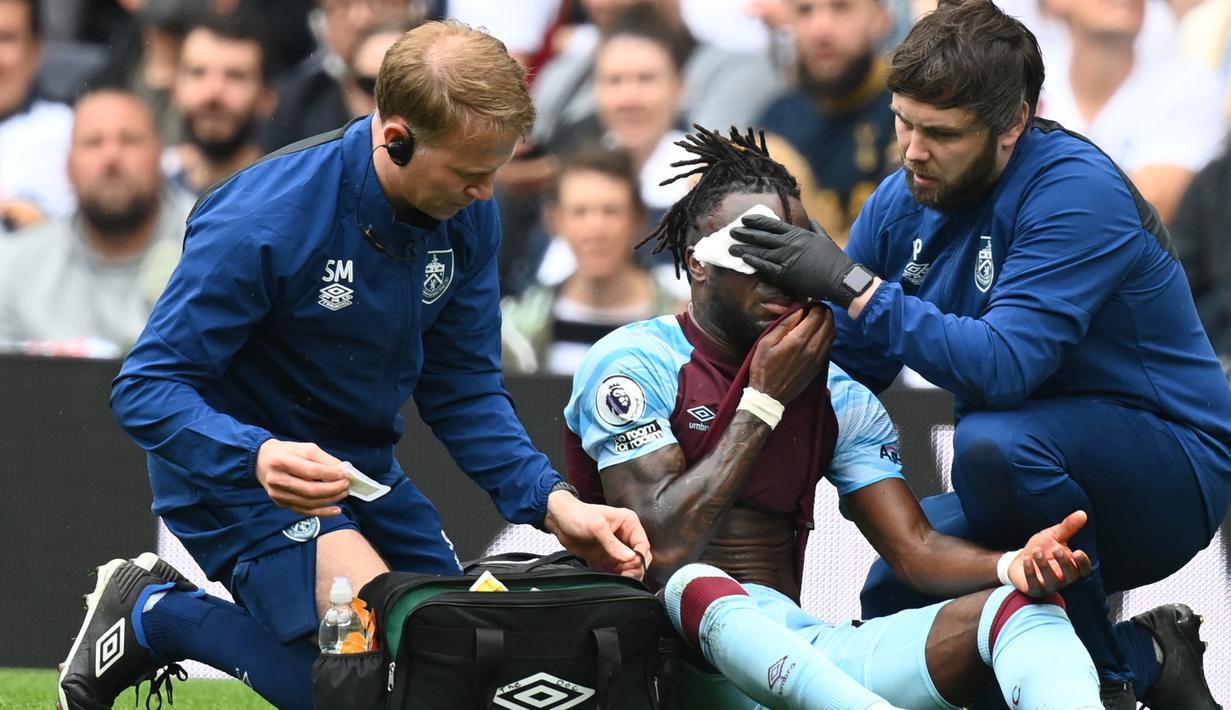 Sejatinya wasit hanya memberikan tambhan waktu 4 menit di babak pertama. Namun akibat ada insiden cederanya Maxwel Cornet dan sempat mendapat perawatan di lapangan, maka laga babak pertama pun diperpanjang hingga 8 menit dan gol pun tercipta di ujung babak pertama. (AFP/Glyn Kirk)