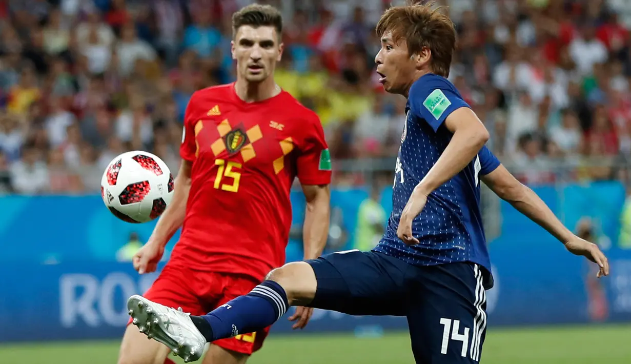 Pemain timnas Jepang Takashi Inui mengontrol bola dibayangi pemain Belgia Thomas Meunier pada 16 besar Piala Dunia 2018 di Rostov Arena, Selasa (3/7). Belgia melaju ke perempat final usai meraih kemenangan dramatis 3-2 atas Jepang. (AP/Natacha Pisarenko)