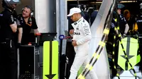 Pebalap Mercedes, Lewis Hamilton, berjalan gontai setelah sesi kualifikasi F1 GP Prancis, di sirkuit jalan raya Monte Carlo, Sabtu (27/5/2017). (EPA/Andrej Isakovic) 