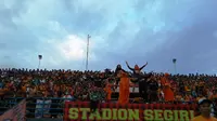 Aksi Pusamania di Tribun Timur Stadion Segiri, Samarinda. (Liputan6.com/Risa Rahayu Kosasih)