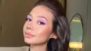 Eyeshadow bold bernuansa pastel serta gaya rambut volume, menjadikan tampilannya super dramatis.  [Foto: Instagram: Yuki Kato]