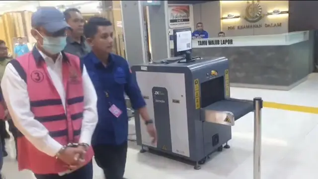 Kejaksaan Tinggi Daerah Khusus (Kejati DK) Jakarta menetapkan mantan Direktur Jenderal Sumber Daya Air (SDA) Kementerian Pekerjaan Umum, Dwi Purwantoro (DP), sebagai tersangka. (Liputan6/Rifqy Alief)