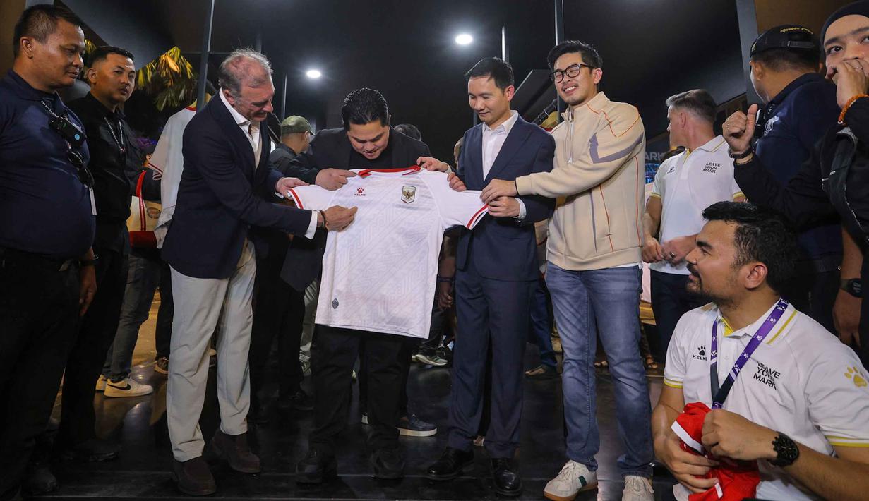 Peluncuran jersey baru Timnas Indonesia oleh Kelme dilakukan dalam acara bertajuk "Leave Your Mark Fest" di Plaza Utara Gelora Bung Karno (GBK), Kamis (12/3/2026) malam WIB. Tampak dalam foto, Ketua Umum Persatuan Sepak Bola Seluruh Indonesia (PSSI), Erick Thohir (tengah) saat menghadiri peluncuran jersey terbaru Timnas Indonesia di Plaza Utara Stadion Utama Gelora Bung Karno (SUGBK), Jakarta, Kamis (12/3/2026) malam. (Bola.com/Bagaskara Lazuardi)