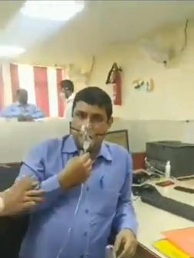 Pengajuan Cuti Ditolak, Pengidap Covid-19 Ini Bekerja Pakai Tabung Oksigen