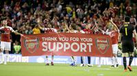 Para pemain Arsenal membawa spanduk menyapa suporter usai pertandingan melawan Chelsea pada  International Champions Cup (ICC) di Stadion Aviva di Dublin (1/8). Arsenal menang atas Chelsea lewat adu penalti 6-5. (AFP Photo/Paul Faith)