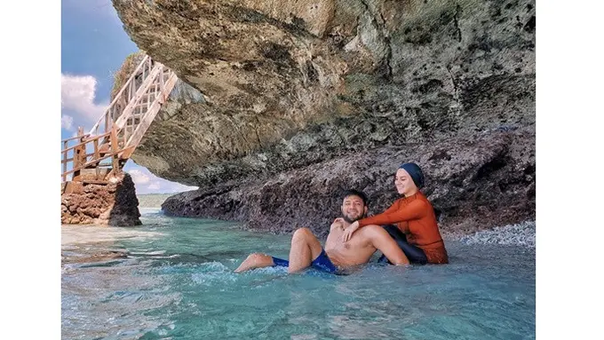 7 Potret Seru Ammar Zoni dan Irish Bella Liburan di Sulawesi, Penampilannya jadi Sorotan