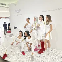 Sederet Gaya Artis Tampil Sport Athleisure dengan Mengenakan Sepatu Terbaru Onitsuka Tiger. [Anisha/Fimela]