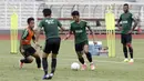 Pelatih Timnas Indonesia U-22, Dimas Drajad, mengontrol bola saat latihan di Stadion Madya Senayan, Jakarta, Selasa (29/1). Latihan ini merupakan persiapan jelang Piala AFF U-22. (Bola.com/Yoppy Renato)