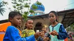 Anak-anak bermain kembang api di dekat tenda-tenda yang didirikan untuk para korban banjir di kompleks sebuah masjid, Meurah Dua, Kabupaten Pidie Jaya, Provinsi Aceh, pada 21 Februari 2026, setelah banjir dan tanah longsor dahsyat melanda Sumatra, akhir November 2025 lalu. Bulan Ramadan 1447 Hijriah atau 2026 Masehi dijalani dengan penuh keprihatinan oleh warga di Kabupaten Pidie Jaya, Provinsi Aceh. (CHAIDEER MAHYUDDIN/AFP)