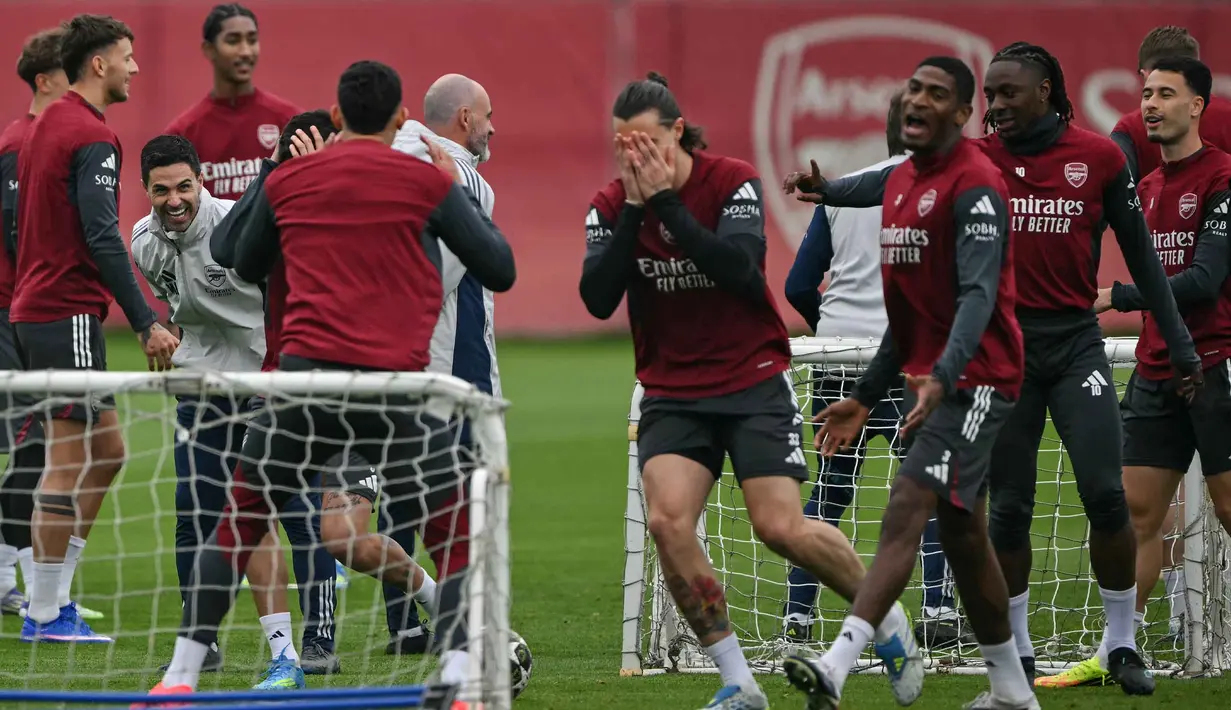 Tim racikan Mikel Arteta belum terkalahkan di Liga Champions musim 2025/2026 dan berpeluang mencetak rekor baru klub. Tampak dalam foto, manajer Arsenal asal Spanyol, Mikel Arteta (depan kiri), memantau sesi latihan tim di London Colney, utara London, pada Senin 4 Mei 2026. (Glyn KIRK/AFP)