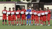 Pemain Persiba Balikpapan menunjukan kertas berisi protes sekaligus suara hati mereka terkait nasib Liga 2 saat melakoni laga uji coba melawan FC Bekasi City di Sekolah Tinggi Ilmu Kepolisian, Jakarta, Sabtu (7/1/2023). (Bola.com/M Iqbal Ichsan)