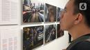 Pengunjung mengamati karya fotografi yang dipajang dalam pameran bertajuk Innovation di Erasmus Huis, Jakarta, Kamis (5/3/2020). Pameran yang menceritakan tentang inovasi dari karya dari 10 pewarta foto tersebut berlangsung hingga 5 April 2020. (Liputan6.com/Immanuel Antonius)
