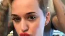 Dilaporkan dailymail.com, Katy Perry mengabadikan  proses pemangkasan rambutnya menjadi bondol selama ia berada di salon. Beberapa foto pun diunggah Katy kedalam akun media sosialnya. (doc.dailymail.com)