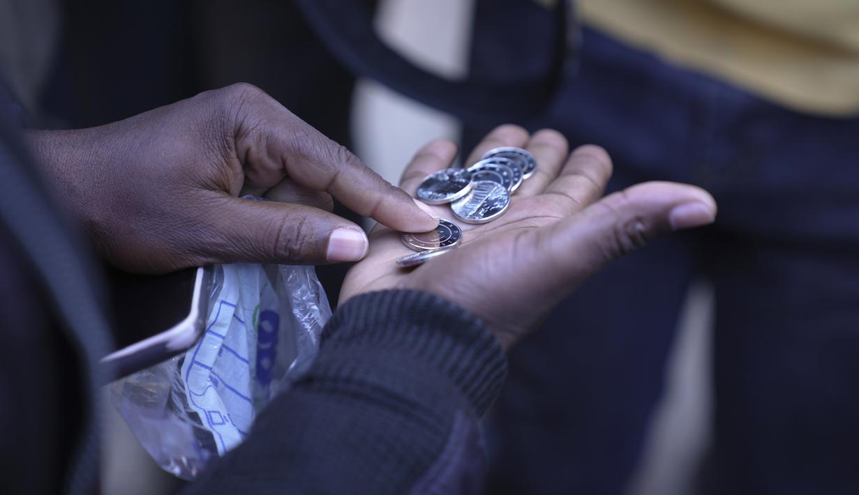 Zimbabwe pada hari Selasa mulai mengedarkan mata uang baru untuk menggantikan mata uang yang telah terpukul oleh depresiasi dan sering kali ditolak oleh masyarakat. (AP Photo/Tsvangirayi Mukwazhi)