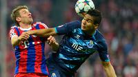 Thomas Mueller, Bayern Muenchen (kiri) dan Porto Casemiro (kanan) bersaing untuk bola dalam pertandingan leg kedua perempat final Liga Champions antara FC Bayern Muenchen dan FC Porto di stadion Allianz Arena 21 April 2015. EPA / MARC MUELLER