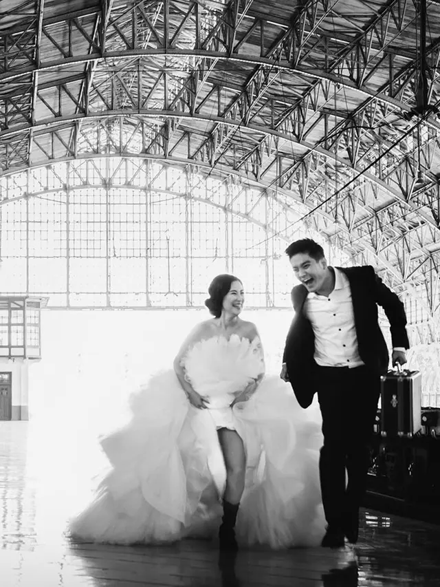 Berkonsep Klasik Hitam Putih, Ini 6 Potret Prewedding Boy William dan Karen Vendela