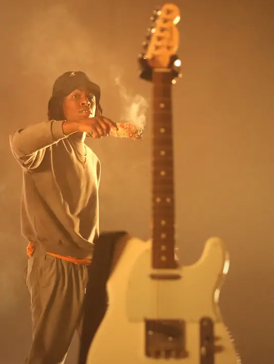 Dalam penampilannya di Java Jazz 2018, Daniel Caesar juga membawakan lagu andalannya e Find Love. Get Yu menjadi lagu penutupnya. "Jakarta, terima kasih banyak," pungkas Daniel Caesar mengakhiri penampilannya. (Bambang E Ros/Bintang.com)