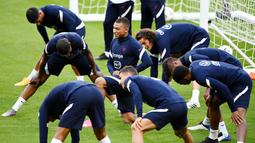 Penyerang Prancis, Kylian Mbappe, mengikuti sesi latihan jelang laga UEFA Nations League di Paris, Senin (7/9/2020). Pemain muda PSG itu akan absen melawan Kroasia karena dinyatakan positif terjangkit COVID-19. (AFP/Franck Fife)