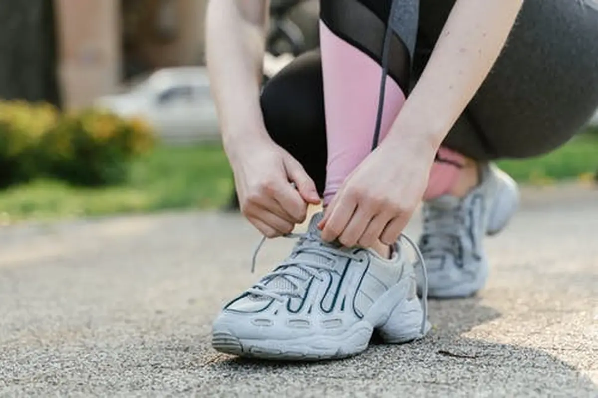 Mencoba Sepatu pada Pagi Hari