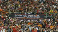 Suporter Persija, The Jakmania, memberikan dukungan saat pertandingan antara Persija melawan Bhayangkara FC pada lanjutan Liga 1 di Stadion Patriot, Bekasi, Sabtu (29/7/2017). Persija Menang 1-0 atas Bhayangkara FC. (Bola.com/M Iqbal Ichsan)