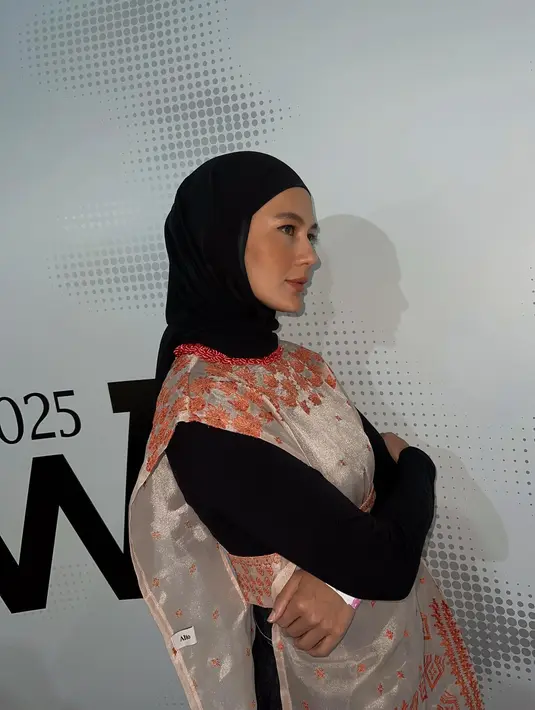 <p>Paula Verhoeven memperlihatkan sejumlah foto di belakang panggung Jakarta Fashion Week 2025. (Foto: Instagram/ paula_verhoeven)</p>
