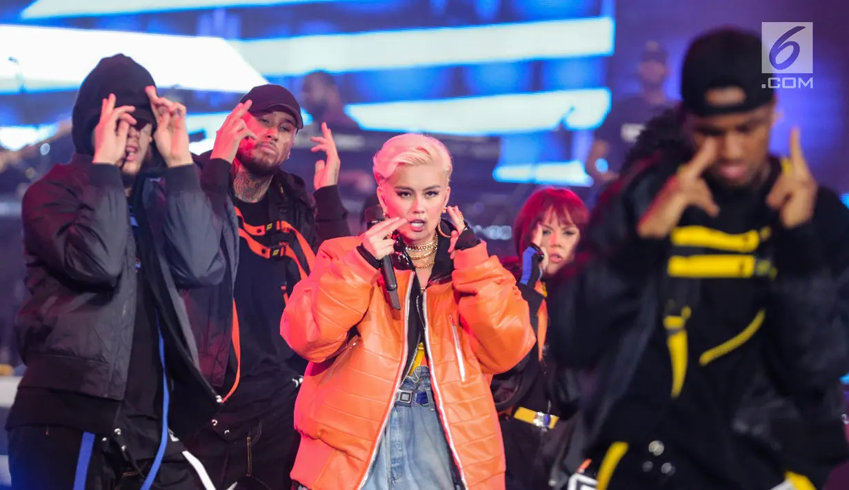 Aksi panggung Agnez Mo pada acara peluncuran Vivo V7 Plus di JIExpo Kemayoran, Jakarta Pusat, Kamis (28/9). Penyanyi 31 tahun ituseakan membius para penonton dengan penampilannya yang enerjik. (Liputan6.com/Faizal Fanani)