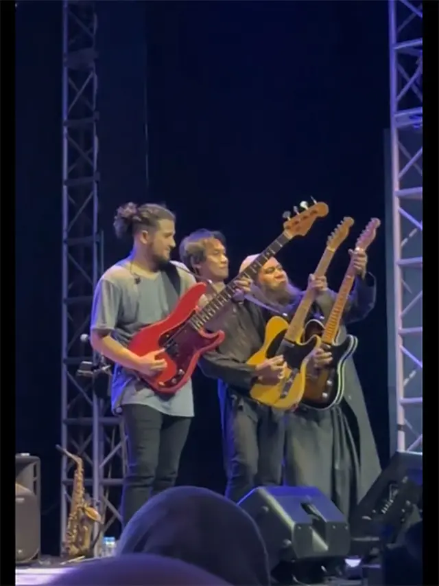 Sakti manggung bersama Sheila On 7