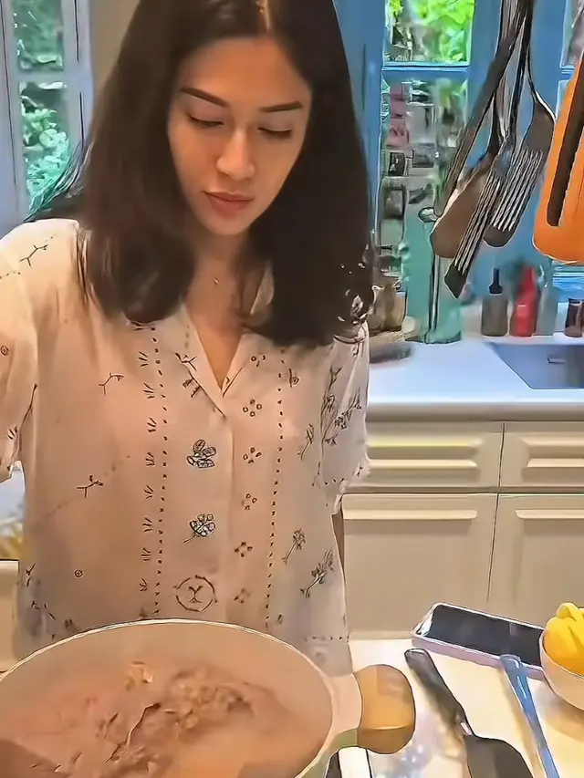 Tampilan Wajah Natural Dian Sastrowardoyo saat masak. [@therealdisastr]