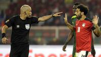 Striker Mesir, Mohamed Salah memprotes keputusan wasit Victor Gomes dalam laga final Piala Afrika 2021 menghadapi Senegal di Stade d'Olembe, Yaounde, Kamerun (6/2/2022). (AP/Sunday Alamba)