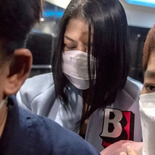 Gaya Putri Candrawathi saat Ditahan Polisi Disorot, Pakai Jaket Burberry Rp21 Juta