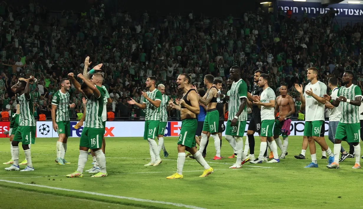 Para pemain Maccabi Haifa merayakan kemenangan atas Juvetus dalam pertandingan lanjutan grup H Liga Champions di stadion Sammy Ofer di kota Haifa pada 11 Oktober 2022. Maccabi Haifa menang atas Juventus 2-0. (AFP/JACK GUEZ)