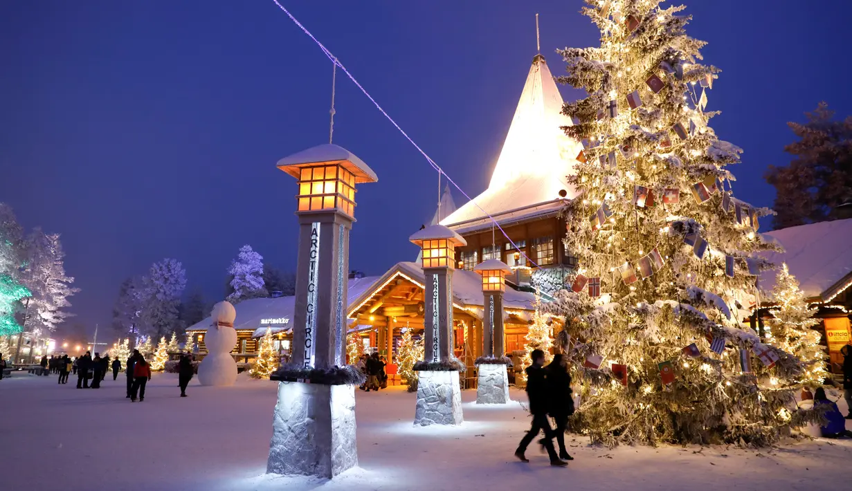 Sejumlah pengunjung berlalu-lalang di Desa Sinterklas atau Santa Claus Village, Finlandia, 15 Desember 2016. Santa Clauss Village dikonsep menyerupai sebuah desa yang seolah-olah berada di kampung halaman Sinterklas. (REUTERS/Pawel Kopczynski)