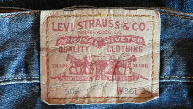 Label celana jins Levi's 506. Levi Strauss adalah seorang migran Amerika Serikat yang berasal dari Jerman. (Sumber Wikimedia Commons)