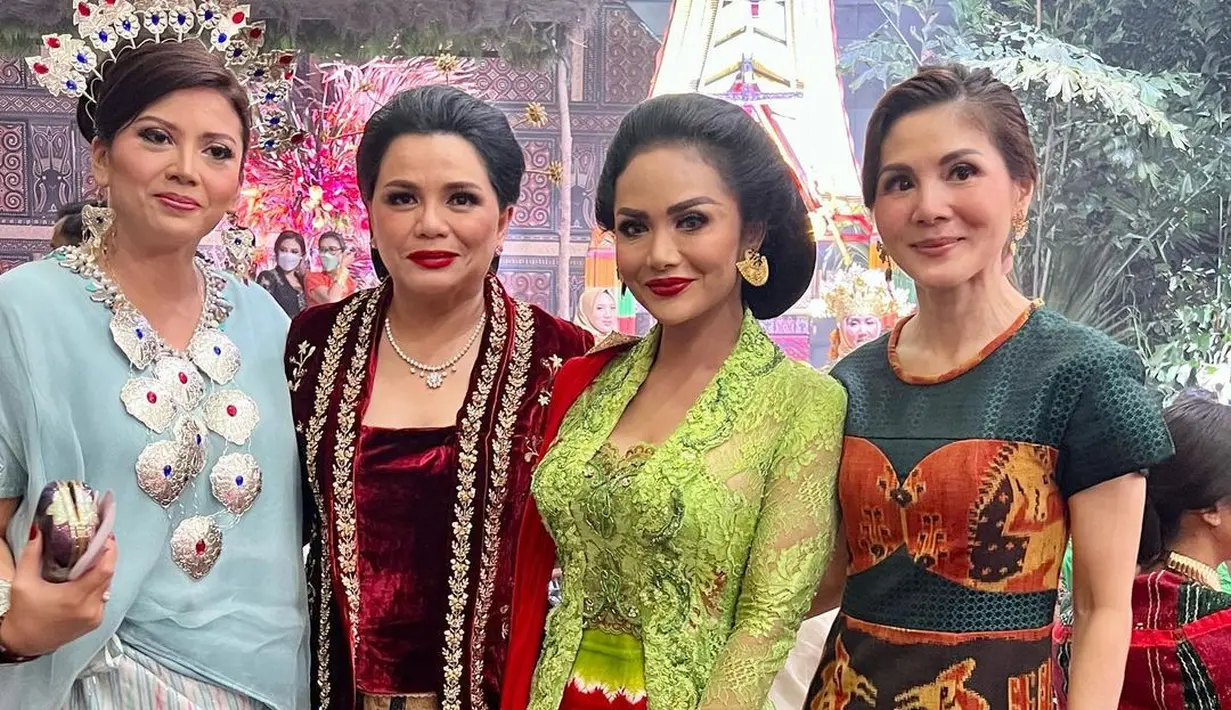 Krisdayanti tampil cerah dan segar dengan kebaya kutu baru warna hijau neon dan riasan bibir merah yang menyala (Foto: Instagram @krisdayantilemos)