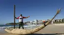 Peselancar Peru, Carlos ' Huevito ' Areola usai berselancar menggunakan Caballito di pantai Bondi, Sydney, (24/2). Caballito kabarnya telah diciptakan pada 3.000 SM di Peru utara. (REUTERS / Jason Reed)