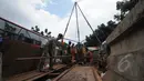 Sejumlah Pekerja sedang melakukan pengecekan kedalaman tanah untuk Pembangunan jalan layang untuk Transjakarta koridor XIII (Ciledug–Blok M), Jakarta, Sabtu (14/2/2015). (Liputan6.com/Herman Zakharia)