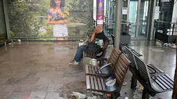 Sampah berserakan di stasiun itu karena pemogokan oleh staf kebersihan dan pemeliharaan. (AFP/Nicolas Tucat)