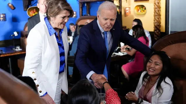 Presiden Joe Biden dan Maritza Rodriguez, penasihat Biden untuk Presiden Latina, menyapa pengunjung di Restoran Meksiko Linda Michoacan, saat singgah di Las Vegas, pada 17 Juli 2024. (Susan Walsh/AP)