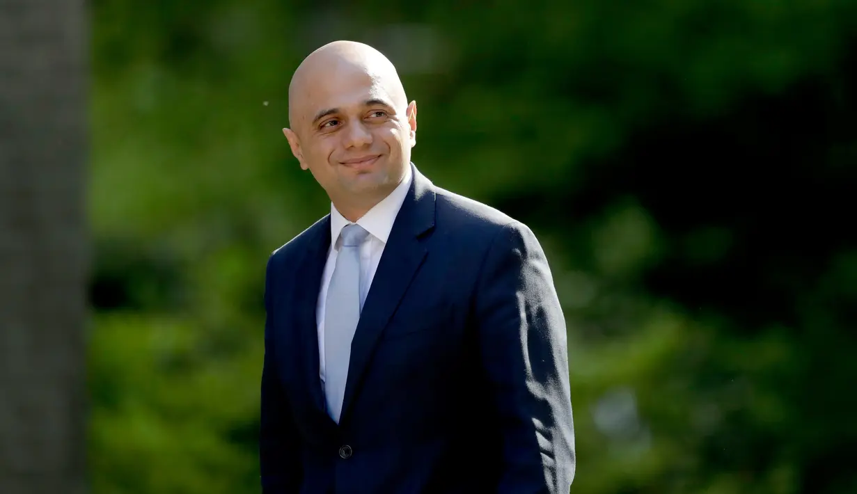 Menteri Dalam Negeri Inggris yang baru, Sajid Javid tiba untuk rapat kabinet di 10 Downing Street, London, Selasa (1/5). Sajid Javid menggantikan posisi Amber Rudd yang sebelumnya mengundurkan diri pada akhir pekan. (AP/Matt Dunham)