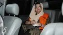 Mantan Menteri Kesehatan Siti Fadilah Supari di dalam mobil menjalani pemeriksaan di Gedung KPK Jakarta, Rabu (9/11). Siti Fadilah diperiksa terkait kasus flu burung yang melibatkan terpidana Mulya A Hasjmy (Liputan6.com/Helmi Affandi)