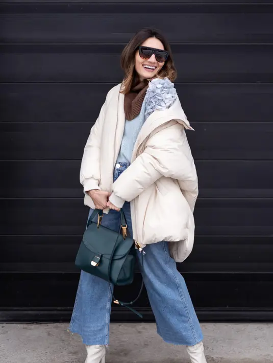 Oversized outerwear. Perut buncit juga bisa kamu tutupi dengan outerwear longgar. Selain bisa dijadikan luaran, kamu juga bisa tampil lebih edgy lho! / copyright shutterstock