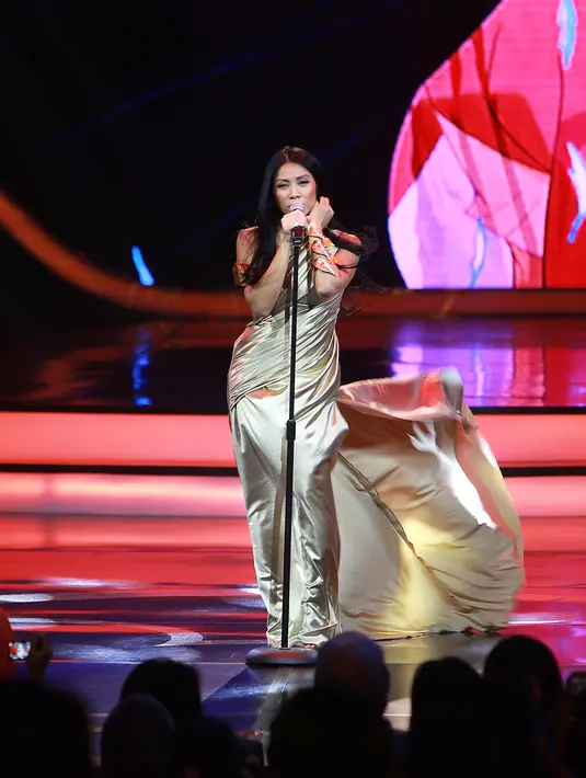 Penyanyi berdarah Indonesia yang pindah kewarganegaraan Perancis Anggun C Sasmi termasuk salah satu dari 12 penyanyi yang mengisi di album We Love Disney versi bahasa Indonesia. Dia membawakan dua lagu. (Galih W. Satria/Bintang.com)