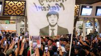 Suporter Timnas Indonesia ikut menyaksikan momen Shin Tae-yong pulang kampung ke Korea Selatan di Bandara Soeta hari Minggu (26/01/2025). (Bagaskara Lazuardi/Bola.com)