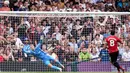 Fernandes memiliki peluang untuk membawa Setan Merah unggul lebih dulu namun sayang sepakan penalti di babak pertama melambung di atas mistar. (Adam Davy/PA via AP)
