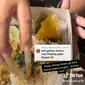 Seorang perempuan makan nasi padang pakai kuku super panjang. (dok. tangkapan layar TikTok @dewiyahya79/https://www.tiktok.com/@dewiyahya79/video/7081920875297033499)