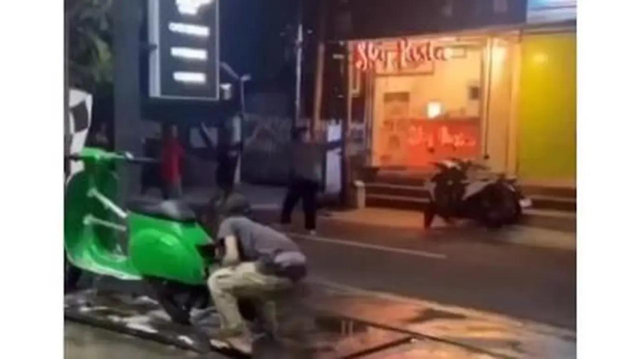 Perang sarung antar remaja di Jaksel.