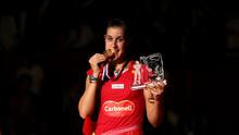 Pebulutangkis tunggal putri Spanyol, Carolina Marin, berpose dengan medali emas Kejuaraan Dunia Bulutangkis 2015 setelah mengalahkan pebulutangkis India, Saina Nehwal di Istora Gelora Bung Karno, Senayan, Jakarta. Minggu (16/8/2015). (Bola.com/Arief Bagus