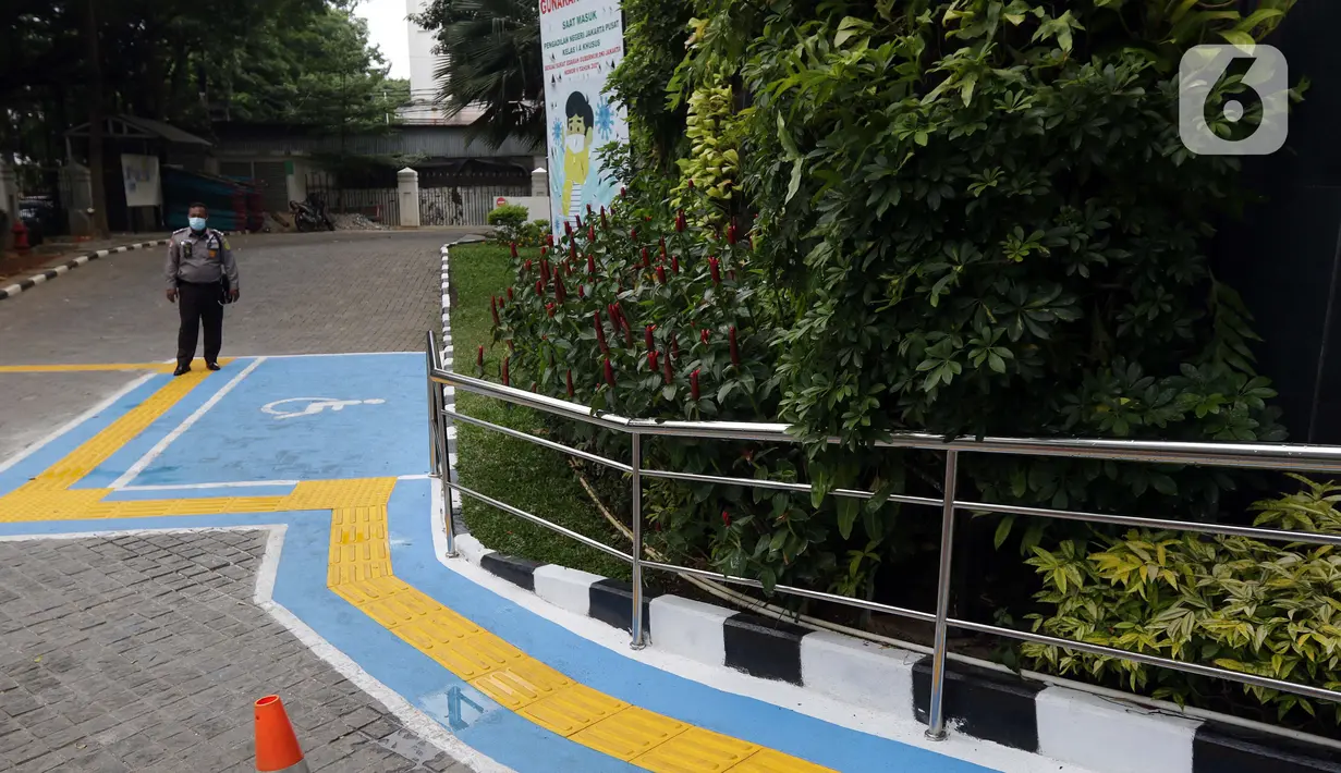 Guiding Block atau jalur pemandu disabilitas terpasang di lajur masuk lobby utama Pengadilan Negeri Jakarta Pusat, Kamis (25/3/2021). Dengan fasilitas ini diharapkan warga disabilitas dapat mengakses seluruh layanan, termasuk persidangan secara mandiri. (Liputan6.com/Helmi Fithriansyah)
