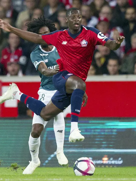 Penyerang Lille, Nicolas Pepe menggiring bola saat bertanding melawan Nantes pada Liga Prancis di stadion Lille Metropole, Prancis pada 22 September 2018. Pemain Pantai Gading itu diboyong dengan harga 72 juta paun atau sekitar Rp 1,2 triliun. (AP Photo/Michel Spingler)