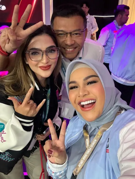 Ashanty tampil mengenakan jaket varsity warna hitam dengan lengan warna putih. Dipadukan celana panjang hitamnya. [@ashanty_ash]